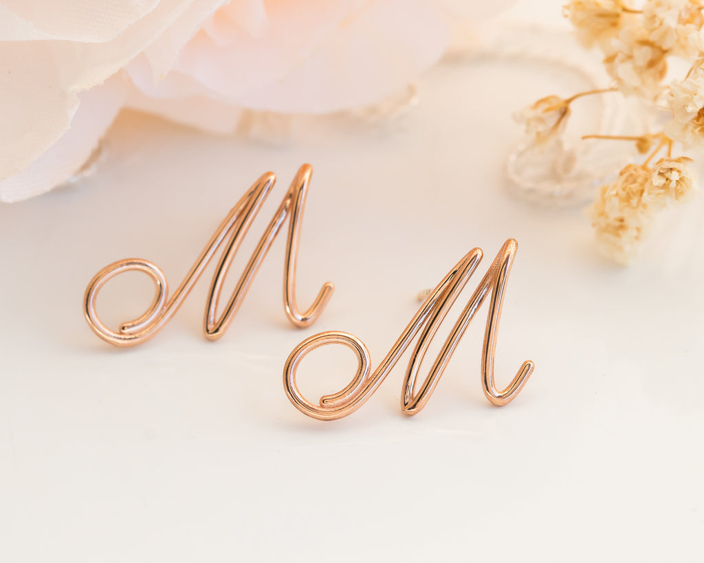 Initial stud earrings in rose gold. The romantic allure of rose gold, a precious metal that complements any skin tone and adds a touch of elegance to your jewelry collection.