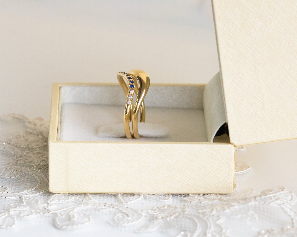 סיון לוטן תכשיטים - Diamond and Sapphire Ring Set, Sapphire eternity band, Diamond eternity band, sapphire wedding set, Diamond wedding ring set, Bridal ring set, Sapphire ring, Diamond wedding band, diamond wave ring, gold wave rings - Sivan Lotan Jewelry - סיון לוטן - טבעת ספיר, טבעת יהלומים, טבעת גל,סט טבעות, טבעת נישואין עם יהלומים, טבעת נישואין עם ספיר, טבעת איטרניטי, טבעת משובצת, טבעת זהב עם אבנים