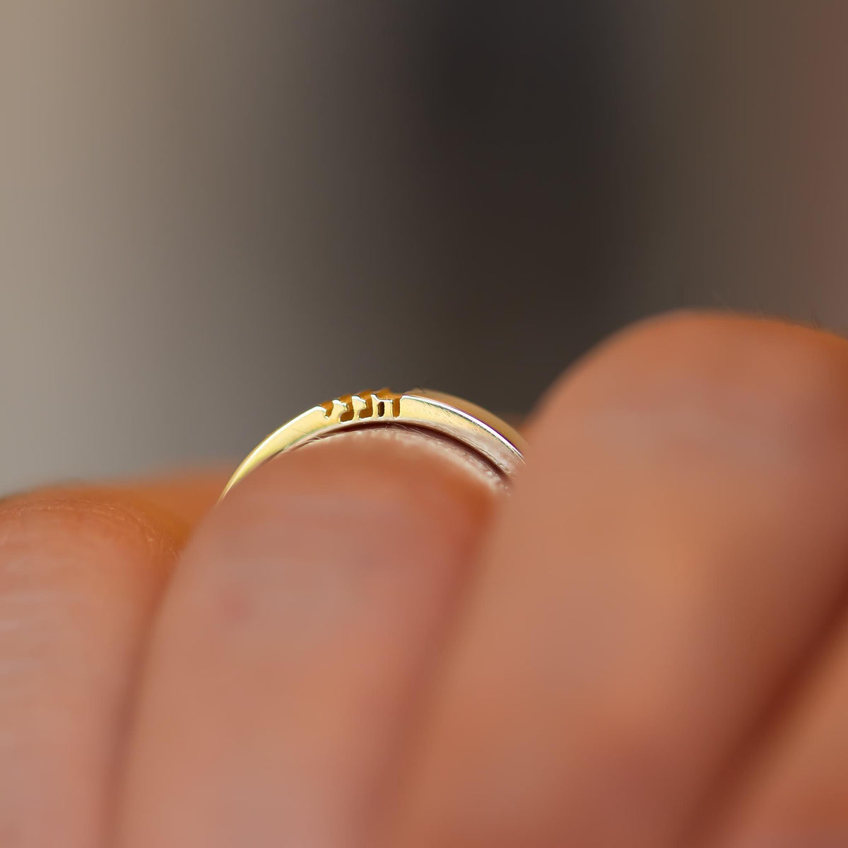 HINENI Ring - Hebrew Here I Am Ring, Solid 14K Gold Hineni / הנני word Ring Band, Hebrew Ring, Jewish Wedding Gift, Symbolic Ring.
14k gold Hineni ring engraved with הנני – a minimalist, meaningful Hebrew ring symbolizing presence, faith, and love. Handmade Jewish jewelry.