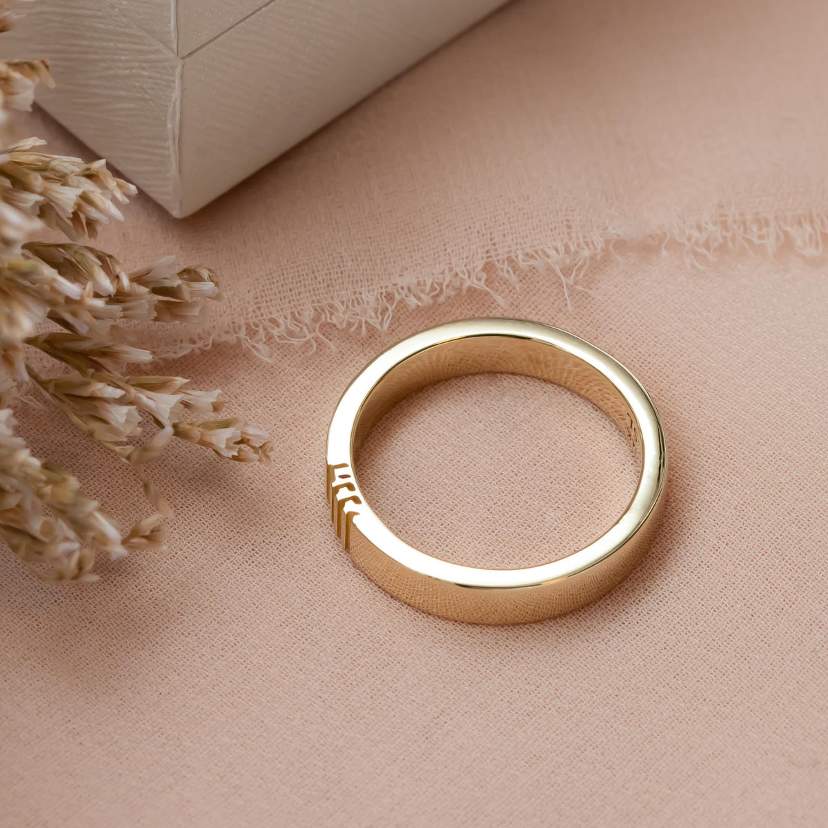 HINENI Ring - Hebrew Here I Am Ring, Solid 14K Gold Hineni / הנני word Ring Band, Hebrew Ring, Jewish Wedding Gift, Symbolic Ring.
14k gold Hineni ring engraved with הנני – a minimalist, meaningful Hebrew ring symbolizing presence, faith, and love. Handmade Jewish jewelry.