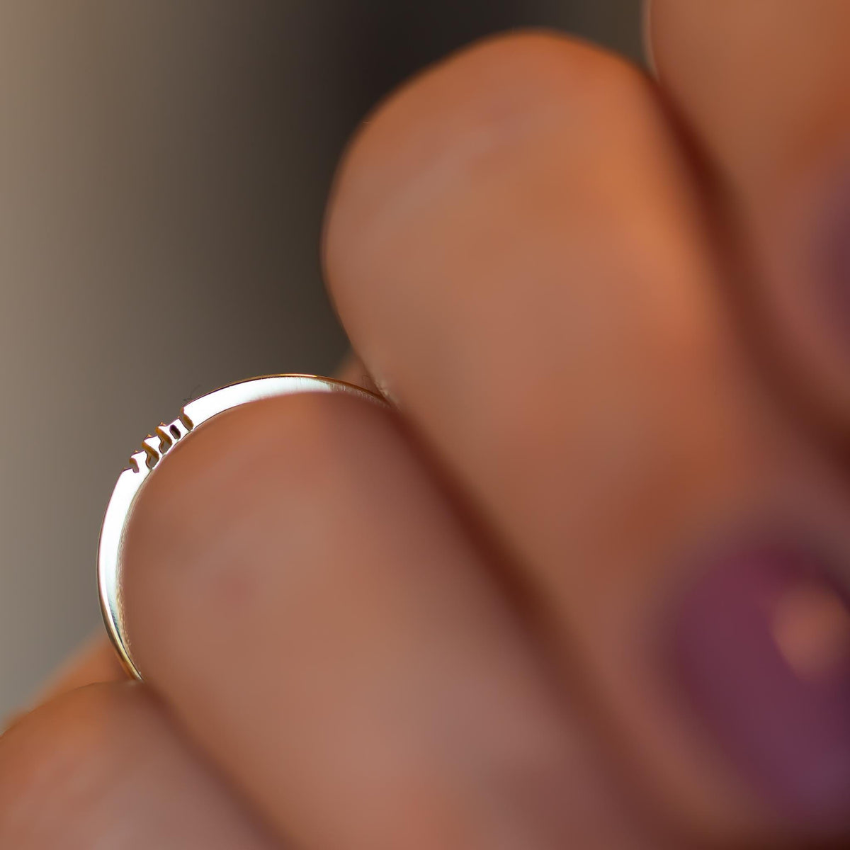 HINENI Ring - Hebrew Here I Am Ring, Solid 14K Gold Hineni / הנני word Ring Band, Hebrew Ring, Jewish Wedding Gift, Symbolic Ring.
14k gold Hineni ring engraved with הנני – a minimalist, meaningful Hebrew ring symbolizing presence, faith, and love. Handmade Jewish jewelry.