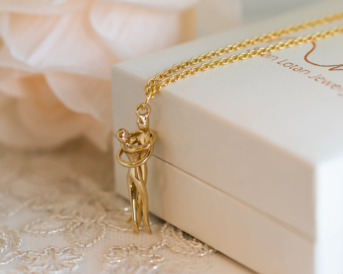 Gold Couple Pendant Necklace - Sivan Lotan Jewelry -   תליון זוג מחובק - סיון לוטן - תכשיטים בעיצוב אישי - תכשיטים מעוצבים - שרשרת זהב