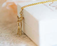 Couple Gold Pendant Necklace - Sivan Lotan Jewelry -   תליון זוג מחובק - סיון לוטן - תכשיטים בעיצוב אישי - תכשיטים מעוצבים - שרשרת זהב