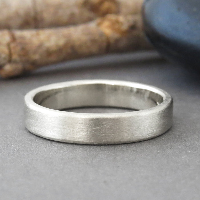 Brushed matte wedding band for men. 
טבעת נישואין לגבר זהב לבן 