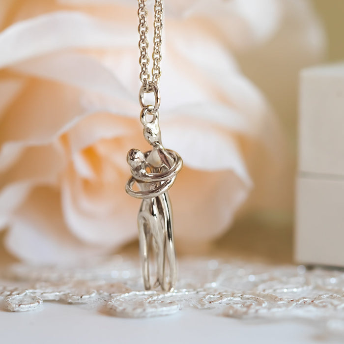 Couple Pendant Necklace in 14K Gold, Hug Pendant necklace, Couple's Love Necklace, Gift for her - Sivan Lotan Jewelry -   תליון זוג מחובק - סיון לוטן - תכשיטים בעיצוב אישי - תכשיטים מעוצבים - שרשרת זהב ld Couple Pendant Necklace - Sivan Lotan Jewelry - סיון לוטן - תכשיטים בעיצוב אישי - תכשיטים מעובים - שרשרת זהב