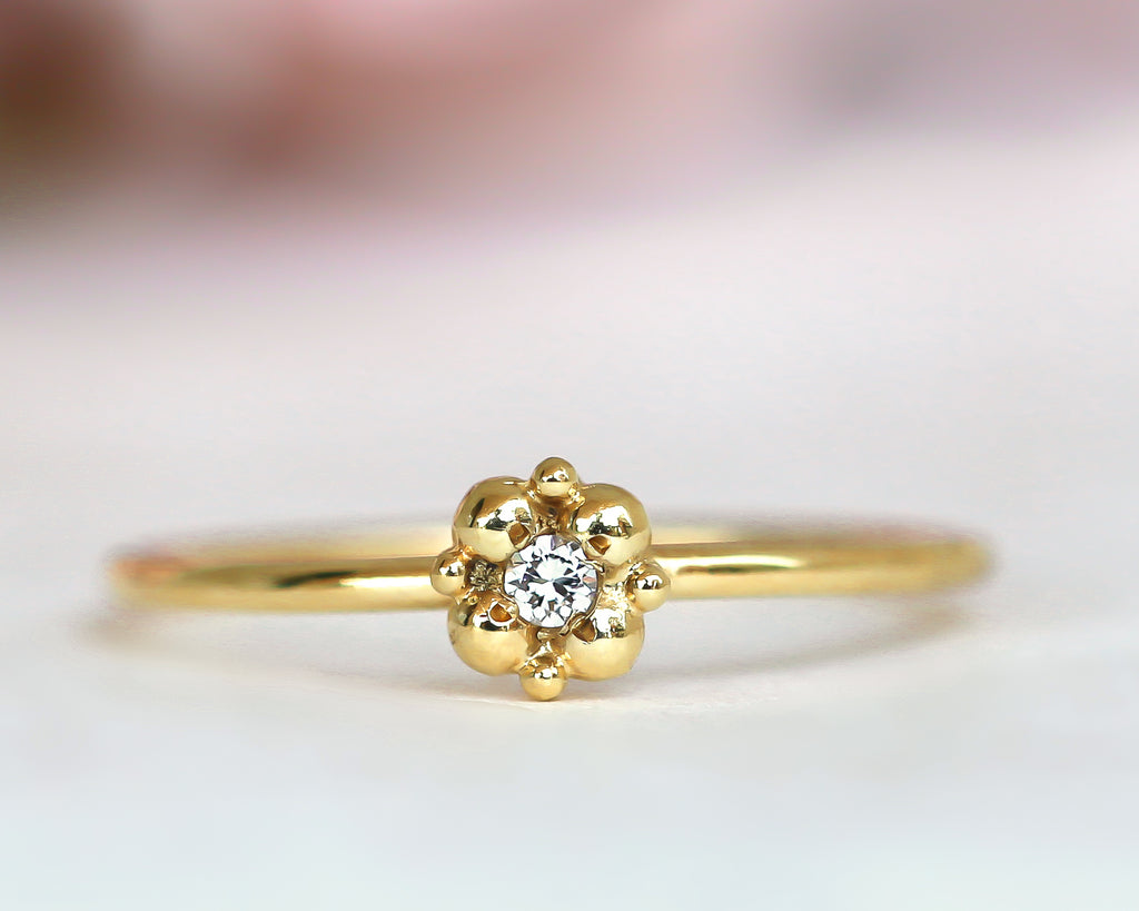 טבעת פרח עדינה עם יהלום