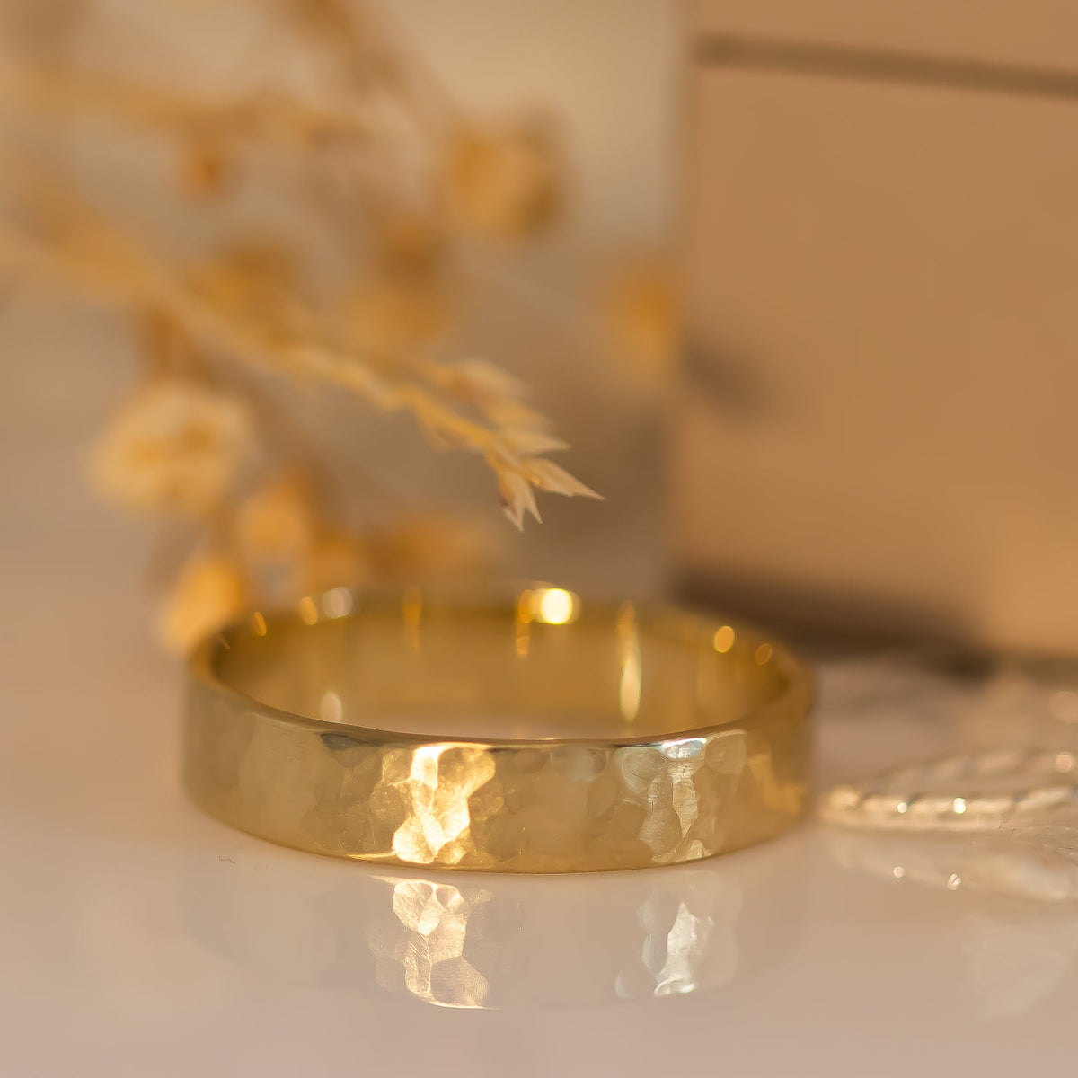 Hammered gold wedding band for men, 14k yellow gold hammered wedding ring for men. 
, טבעת זהב לגבר, טבעת נישואין לגברים, טבעת נישואין מרוקעת 