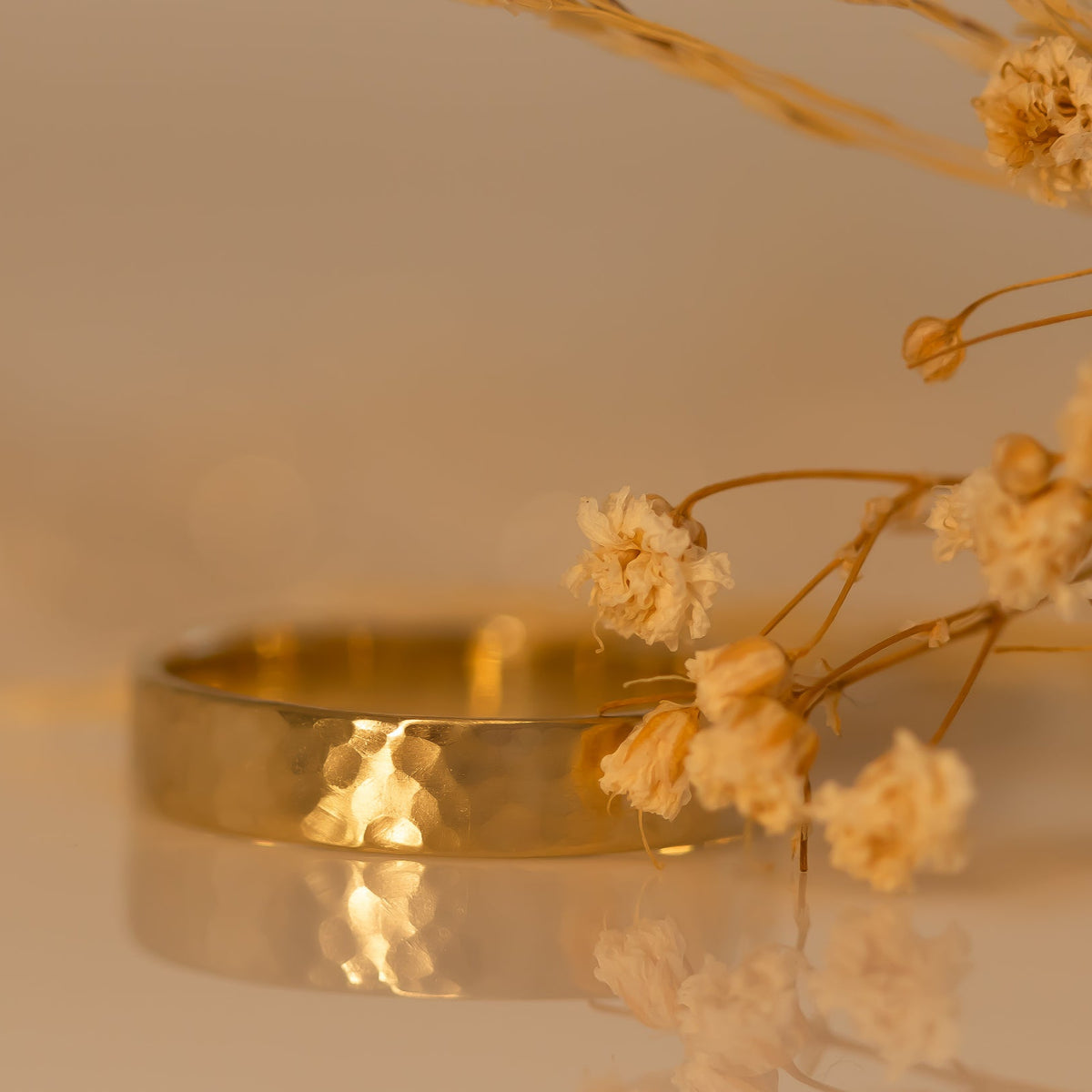 Hammered gold wedding band for men in 14k gold, טבעת זהב מרוקעת לגבר