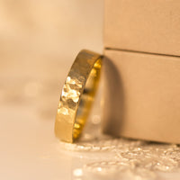 Hammered gold wedding band for men, 14k yellow gold hammered wedding ring for men. 
, טבעת זהב לגבר, טבעת נישואין לגברים, טבעת נישואין מרוקעת 