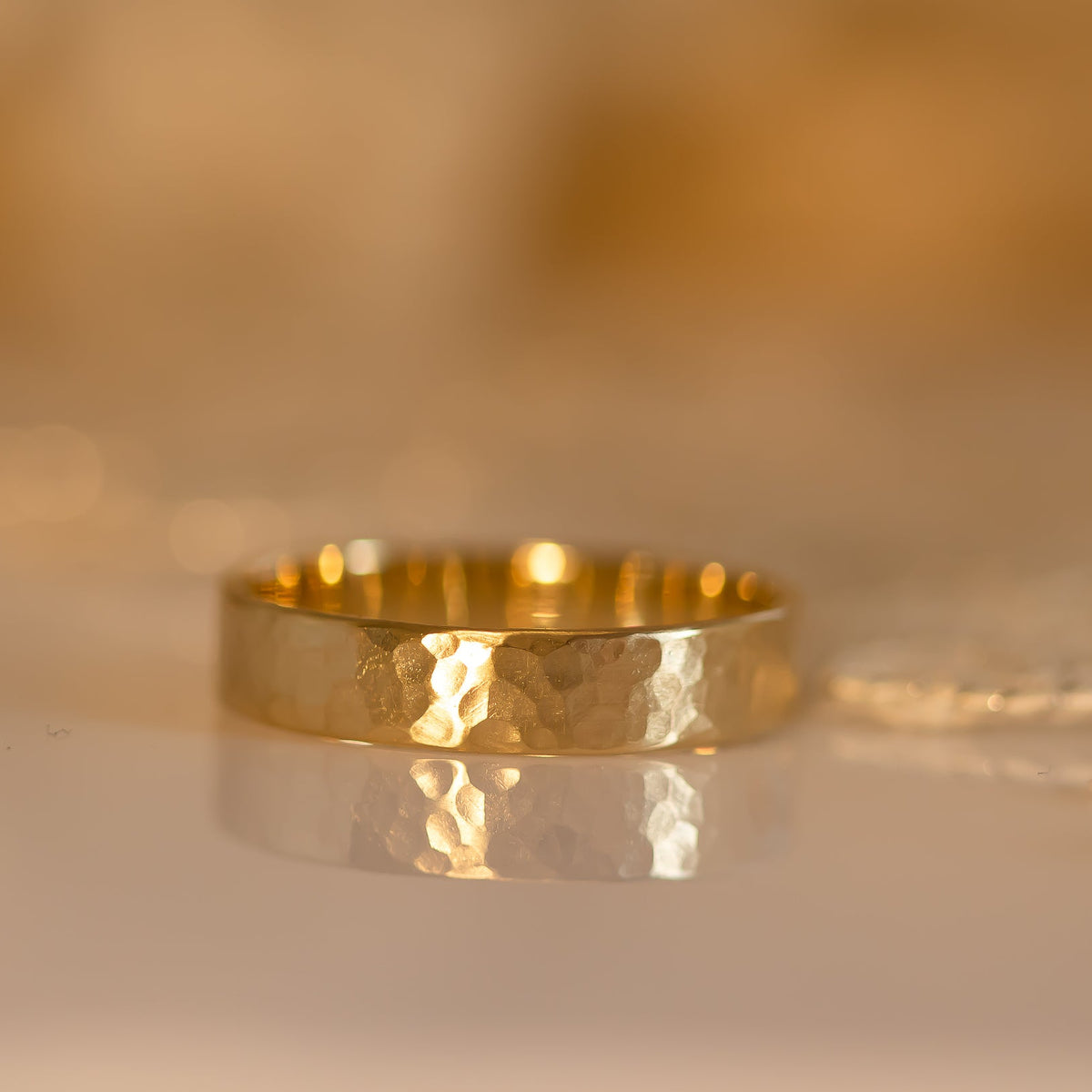 Hammered gold wedding band for men, 14k yellow gold hammered wedding ring for men. 
, טבעת זהב לגבר, טבעת נישואין לגברים, טבעת נישואין מרוקעת 
