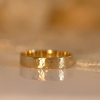 Hammered gold wedding band for men, 14k yellow gold hammered wedding ring for men. 
, טבעת זהב לגבר, טבעת נישואין לגברים, טבעת נישואין מרוקעת 