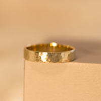 Hammered gold wedding band for men, 14k yellow gold hammered wedding ring for men. 
, טבעת זהב לגבר, טבעת נישואין לגברים, טבעת נישואין מרוקעת 