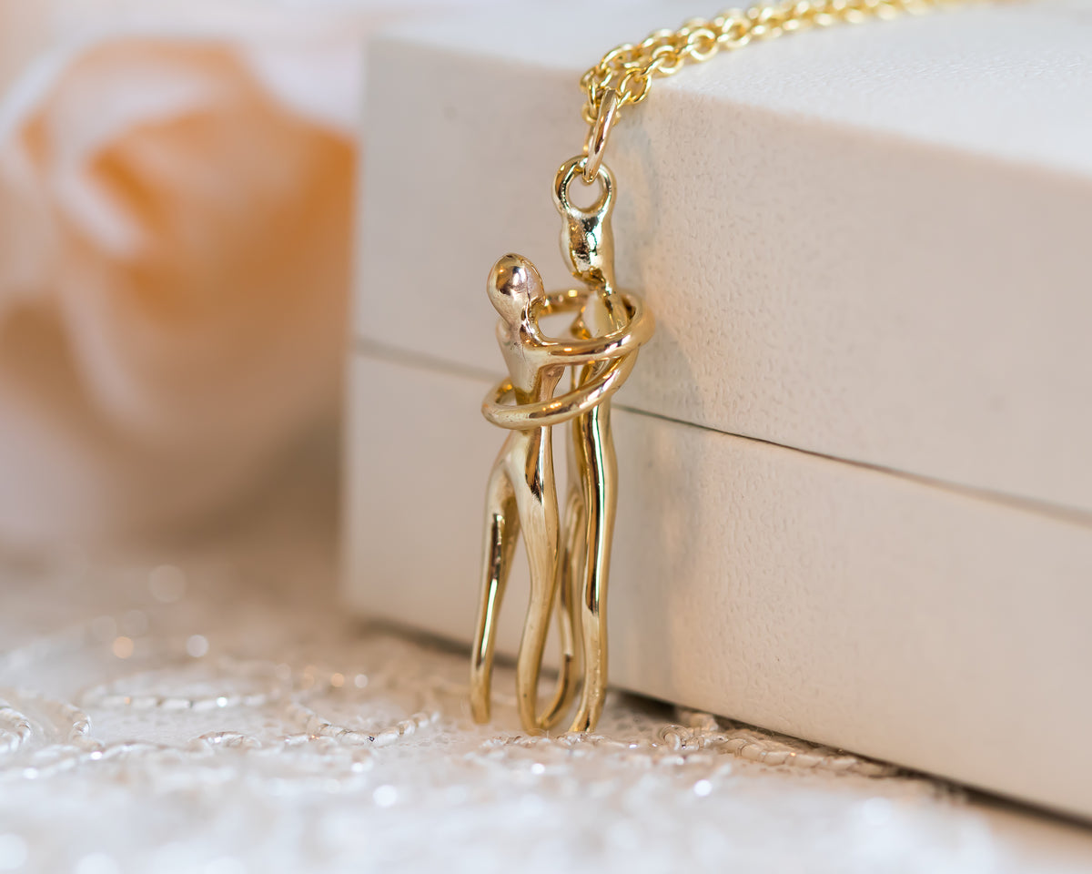 Couple Gold Pendant Necklace - Sivan Lotan Jewelry -   תליון זוג מחובק - סיון לוטן - תכשיטים בעיצוב אישי - תכשיטים מעוצבים - שרשרת זהב