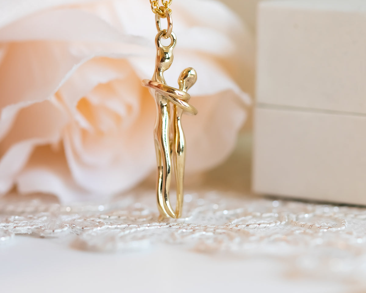 Couple Gold Pendant Necklace - Sivan Lotan Jewelry -   תליון זוג מחובק - סיון לוטן - תכשיטים בעיצוב אישי - תכשיטים מעוצבים - שרשרת זהב