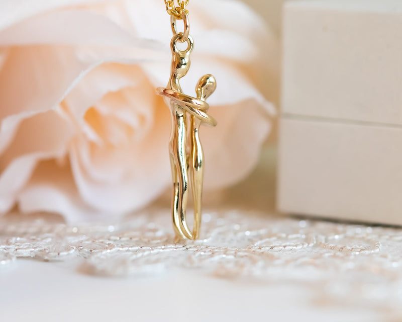 Gold Couple Pendant Necklace - Sivan Lotan Jewelry -   תליון זוג מחובק - סיון לוטן - תכשיטים בעיצוב אישי - תכשיטים מעוצבים - שרשרת זהב