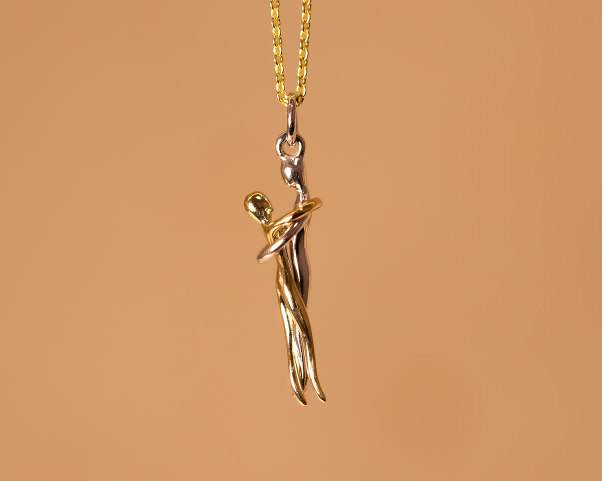 Gold Couple Pendant Necklace - Sivan Lotan Jewelry -   תליון זוג מחובק - סיון לוטן - תכשיטים בעיצוב אישי - תכשיטים מעוצבים - שרשרת זהב
