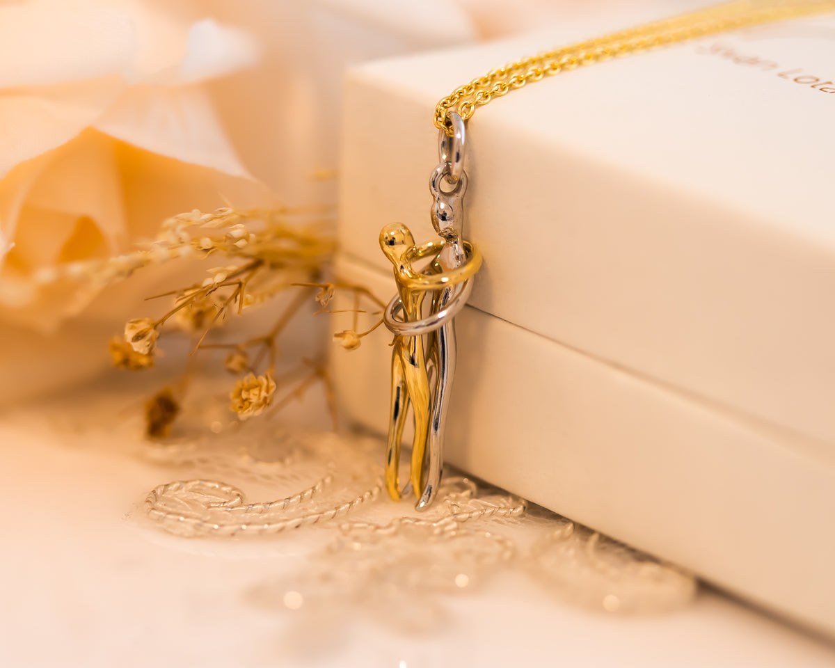 Gold Couple Pendant Necklace - Sivan Lotan Jewelry -   תליון זוג מחובק - סיון לוטן - תכשיטים בעיצוב אישי - תכשיטים מעוצבים - שרשרת זהב