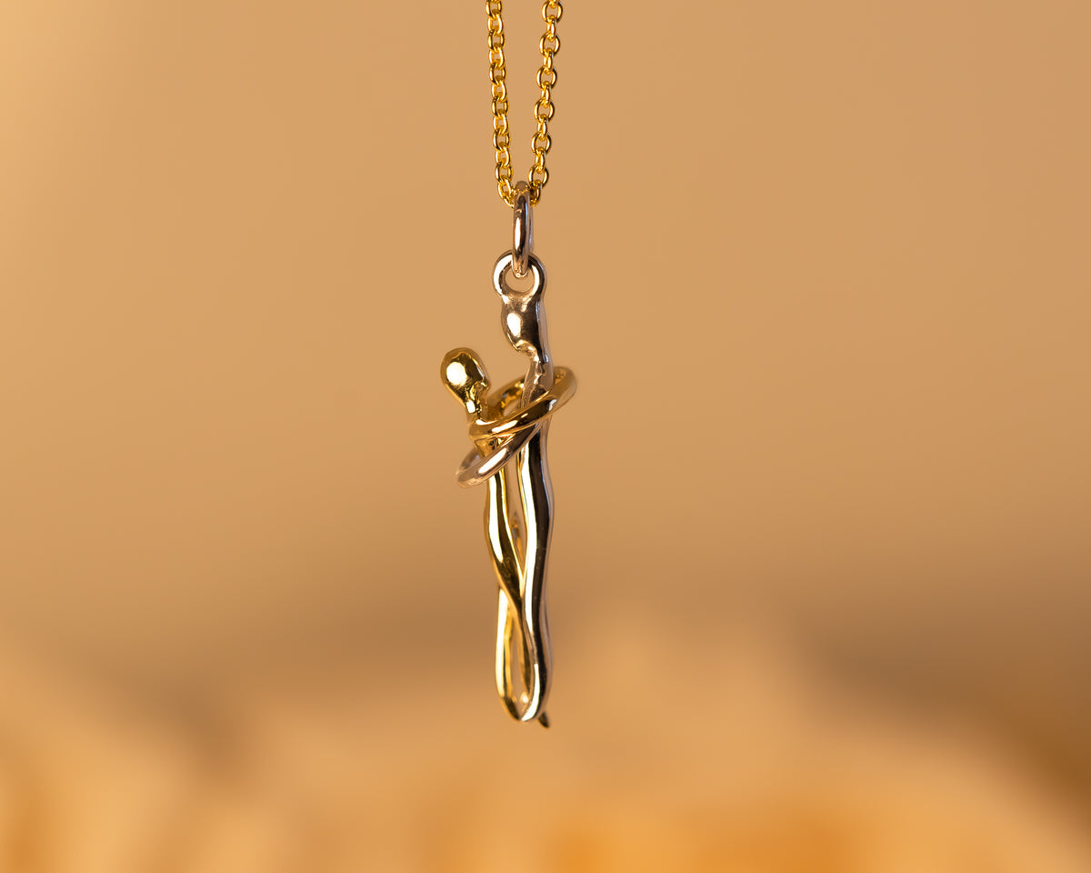 Gold Couple Pendant Necklace - Sivan Lotan Jewelry -   תליון זוג מחובק - סיון לוטן - תכשיטים בעיצוב אישי - תכשיטים מעוצבים - שרשרת זהב