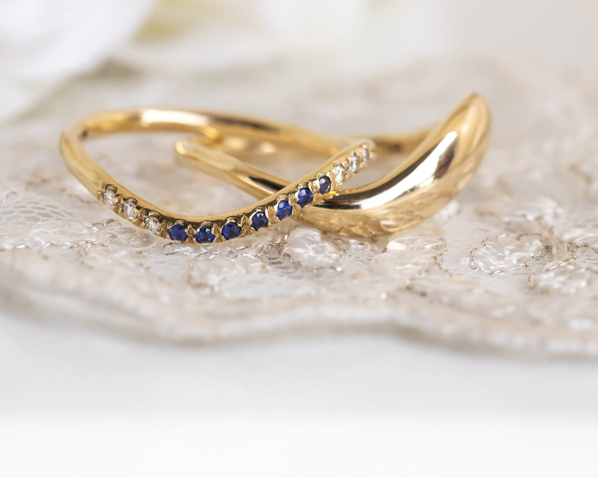  סיון לוטן תכשיטים - Diamond and Sapphire Ring Set, Sapphire eternity band, Diamond eternity band, sapphire wedding set, Diamond wedding ring set, Brudal ring et, Sapphire ring, Diamond wedding band, diamond wave ring, gold wave rings - Sivan Lotan Jewelry - סיון לוטן - טבעת ספיר, טבעת יהלומים, טבעת גל,סט טבעות, טבעת נישואין עם יהלומים, טבעת נישואין עם ספיר, טבעת איטרניטי, טבעת משובצת, טבעת זהב עם אבנים