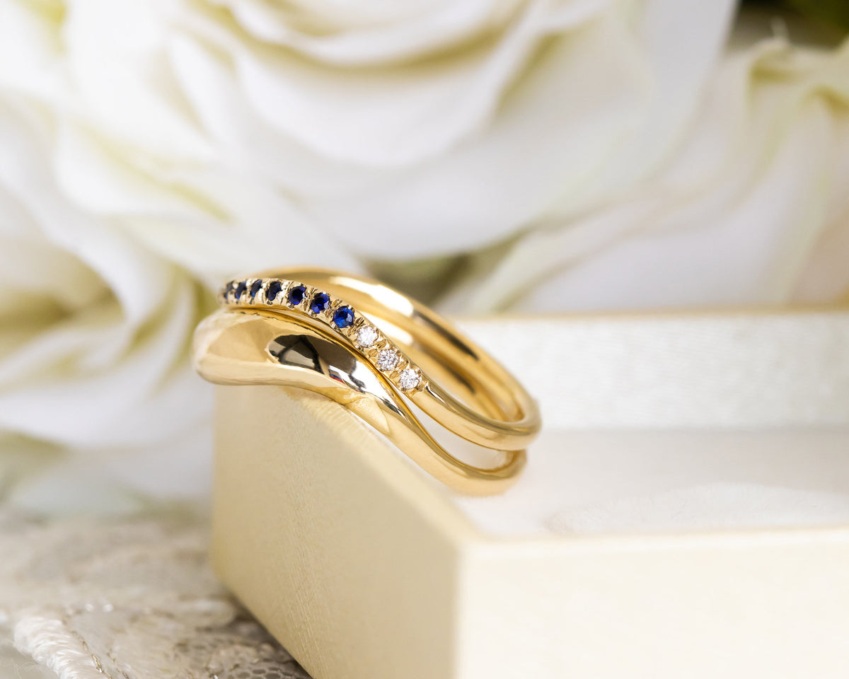 סיון לוטן תכשיטים - Diamond and Sapphire Ring Set, Sapphire eternity band, Diamond eternity band, sapphire wedding set, Diamond wedding ring set, Brudal ring et, Sapphire ring, Diamond wedding band, diamond wave ring, gold wave rings - Sivan Lotan Jewelry - סיון לוטן - טבעת ספיר, טבעת יהלומים, טבעת גל,סט טבעות, טבעת נישואין עם יהלומים, טבעת נישואין עם ספיר, טבעת איטרניטי, טבעת משובצת, טבעת זהב עם אבנים