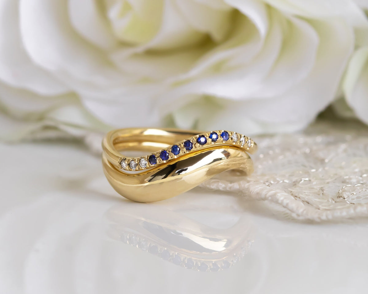  סיון לוטן תכשיטים - Diamond and Sapphire Ring Set, Sapphire eternity band, Diamond eternity band, sapphire wedding set, Diamond wedding ring set, Brudal ring et, Sapphire ring, Diamond wedding band, diamond wave ring, gold wave rings - Sivan Lotan Jewelry - סיון לוטן - טבעת ספיר, טבעת יהלומים, טבעת גל,סט טבעות, טבעת נישואין עם יהלומים, טבעת נישואין עם ספיר, טבעת איטרניטי, טבעת משובצת, טבעת זהב עם אבנים