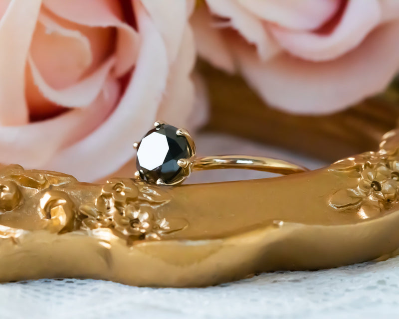 סיון לוטן תכשיטים - טבעת יהלום שחור - טבעת יהלומים שחורים - טבעת אירוסין  - טבעת סוליטר - טבעת יהלום מיוחדת - Sivan Lotan Jewelry - Black Diamond Ring, Black Engagement Ring,  Flower Ring, Unique Engagement Ring, Solitaire Ring, Diamond Gold Ring, Solitaire Diamond Ring
