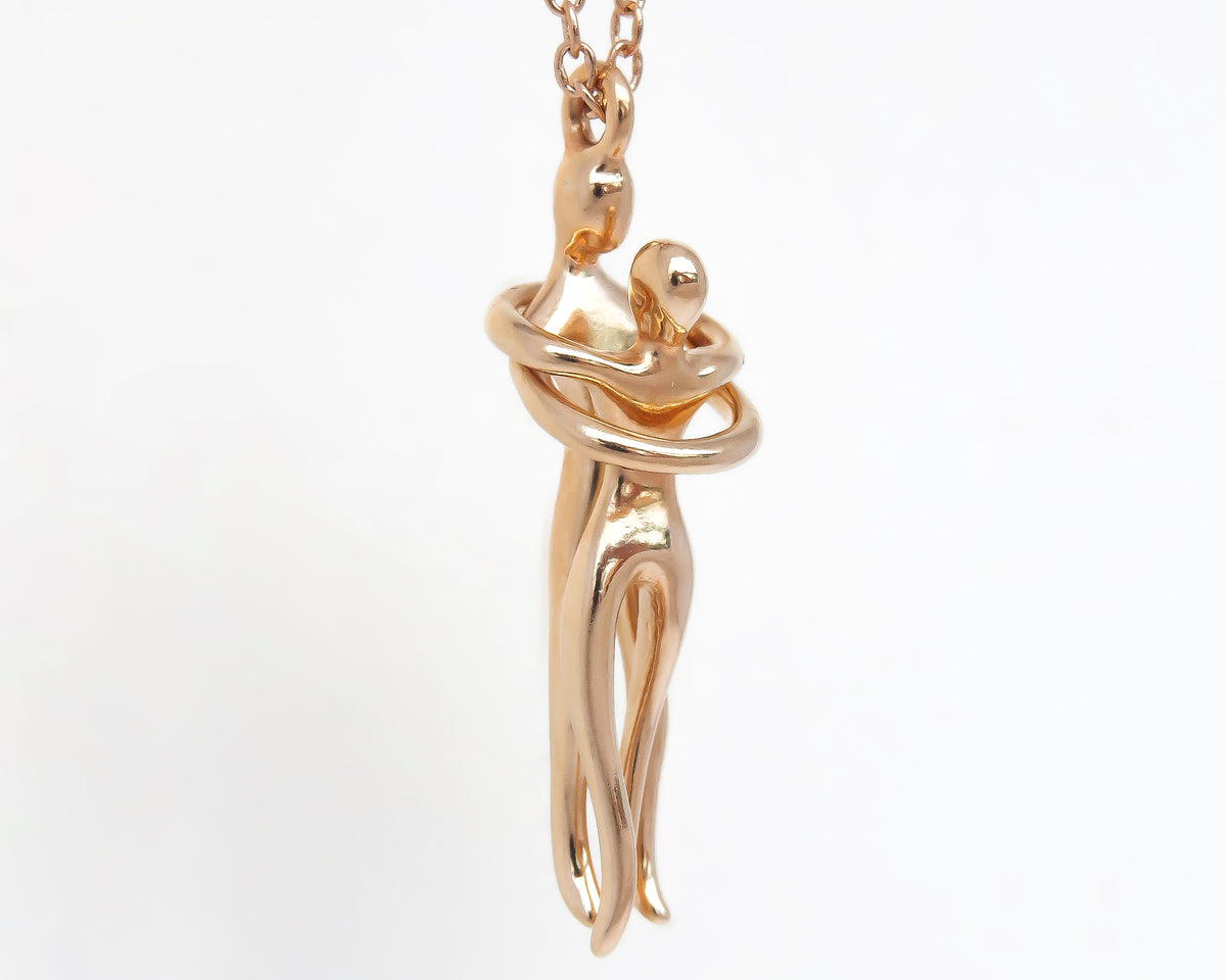 Gold Couple Pendant Necklace - Sivan Lotan Jewelry -   תליון זוג מחובק - סיון לוטן - תכשיטים בעיצוב אישי - תכשיטים מעוצבים - שרשרת זהב