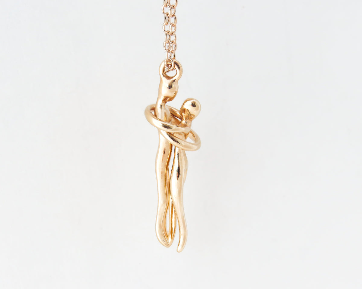 Gold Couple Pendant Necklace - Sivan Lotan Jewelry -   תליון זוג מחובק - סיון לוטן - תכשיטים בעיצוב אישי - תכשיטים מעוצבים - שרשרת זהב