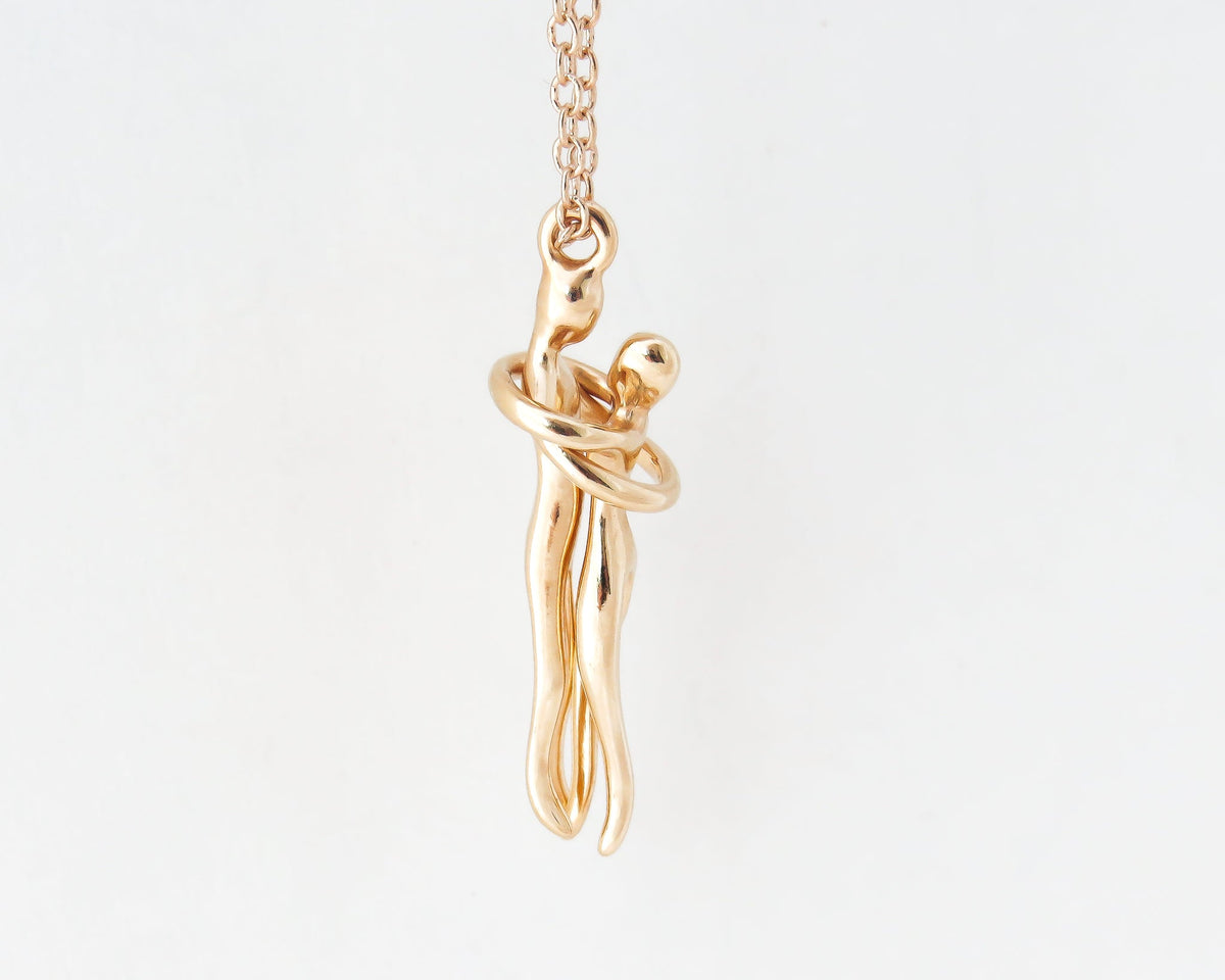 Gold Couple Pendant Necklace - Sivan Lotan Jewelry -   תליון זוג מחובק - סיון לוטן - תכשיטים בעיצוב אישי - תכשיטים מעוצבים - שרשרת זהב