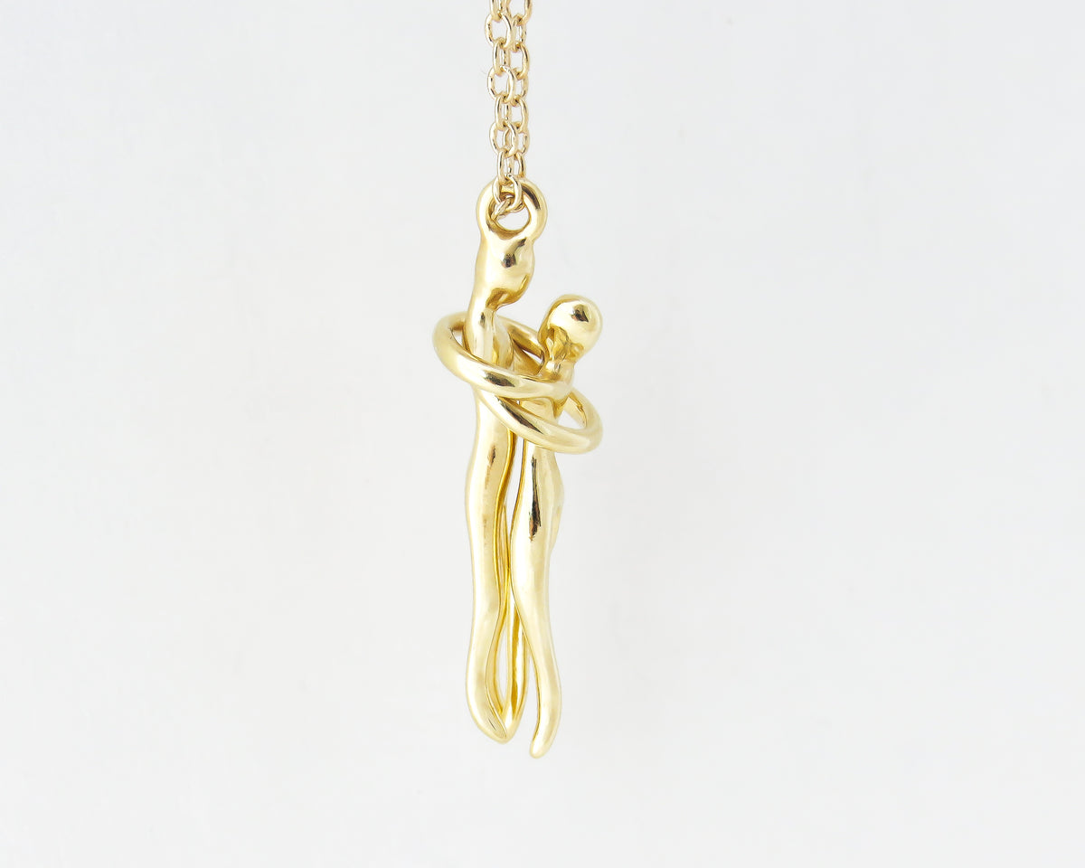 Couple Gold Pendant Necklace - Sivan Lotan Jewelry -   תליון זוג מחובק - סיון לוטן - תכשיטים בעיצוב אישי - תכשיטים מעוצבים - שרשרת זהב