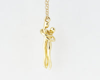 Couple Gold Pendant Necklace - Sivan Lotan Jewelry -   תליון זוג מחובק - סיון לוטן - תכשיטים בעיצוב אישי - תכשיטים מעוצבים - שרשרת זהב